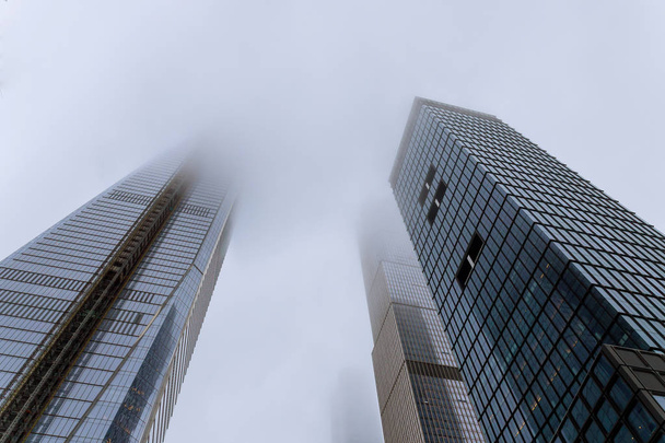 ニューヨークの霧の中の超高層ビル、アメリカ - 写真・画像