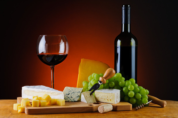 wine, grapes and cheese - Foto, afbeelding