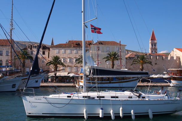 Trogir (quai) - une ville de Croatie, Dalmatie. Situé dans la partie centrale de la côte Adriatique, à 27 km au nord-ouest de la ville de Split. La population de 10,907 habitants. (2001)
). - Photo, image