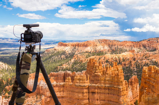 Kamera auf Stativ bereit, tagsüber im Bryce Canyon Nationalpark zu fotografieren, utah, USA - Foto, Bild