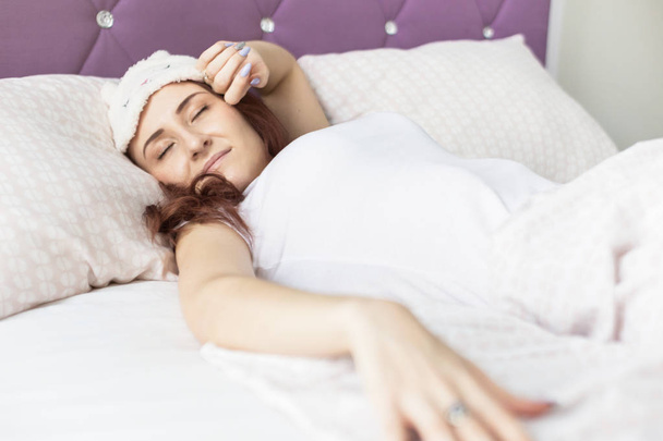 Houkutteleva nuori brunette tyttö nainen nukkuu sängyssään unessa naamio
 - Valokuva, kuva
