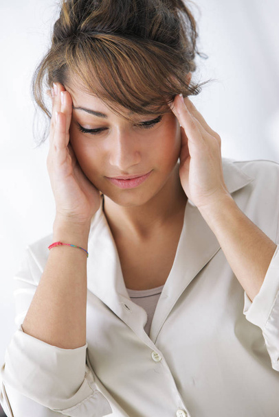 Young businesswoman has a headache - Foto, Bild