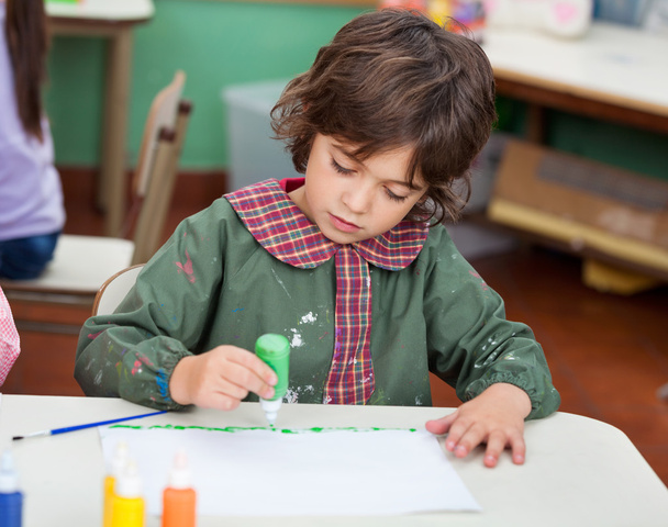 Маленький мальчик рисует в классе искусств
 - Фото, изображение