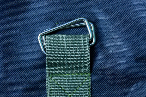 metallo grigio carabina su un'imbracatura verde cucita al tessuto nero
 - Foto, immagini