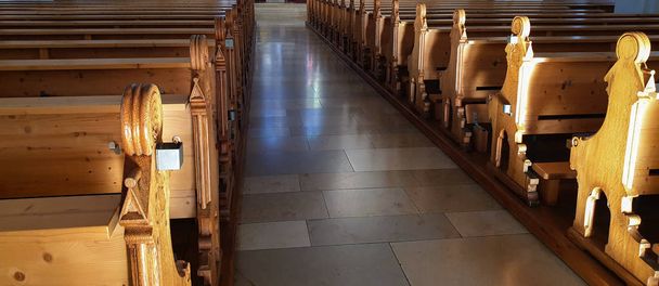 Κενό παγκάκι εκκλησία ονομάζεται επίσης ξύλινο στασίδι χωρίς ανθρώπους - Φωτογραφία, εικόνα