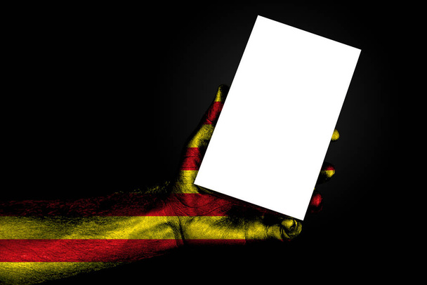 mano con bandiera dipinta XXX in possesso di un grande foglio bianco con spazio per un'iscrizione, finto
 - Foto, immagini