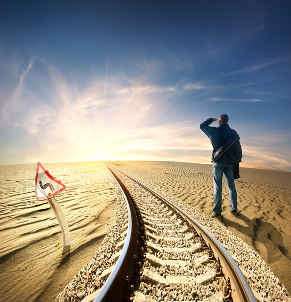 Homme et chemin de fer dans le désert
 - Photo, image