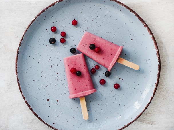 Розовое фруктовое мороженое на винтажной тарелке
 - Фото, изображение