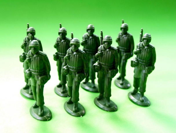 toy soldiers attack the enemy - Foto, Bild