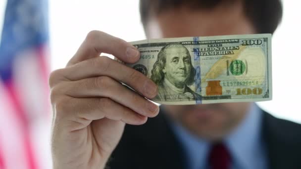 Αμερικανός επιχειρηματίας που κρατάει χαρτονόμισμα εκατοντάδων δολαρίων, επιλεκτική εστίαση - Πλάνα, βίντεο