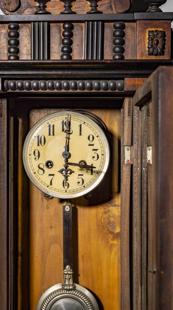 staré dřevěné kyvadlové hodiny - Fotografie, Obrázek