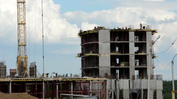 Строительство бетонных зданий на фоне движущихся облаков в Подмосковье
 - Кадры, видео