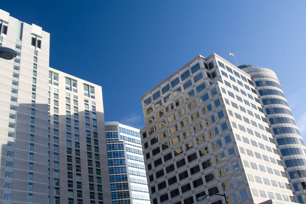 Υψηλή μοντέρνα κτίριο γραφείων εναντίον του γαλάζιου ουρανού - Φωτογραφία, εικόνα