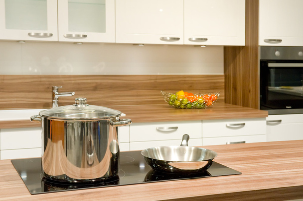 鍋および鍋は台所で - 写真・画像