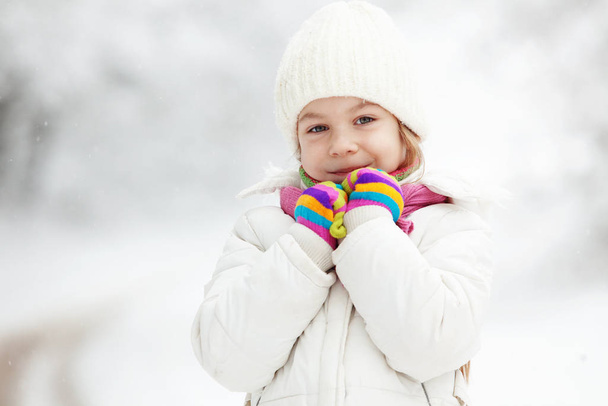Portrait of cute little girl in winter - 写真・画像