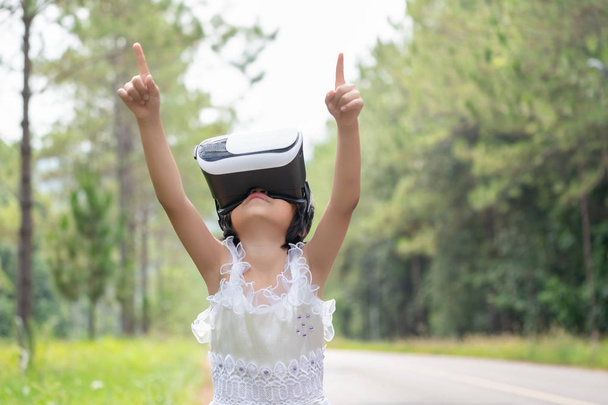 Śmieszne dzieci oglądając okulary wirtualnej rzeczywistości pole na wzgórzach przyrody - Zdjęcie, obraz