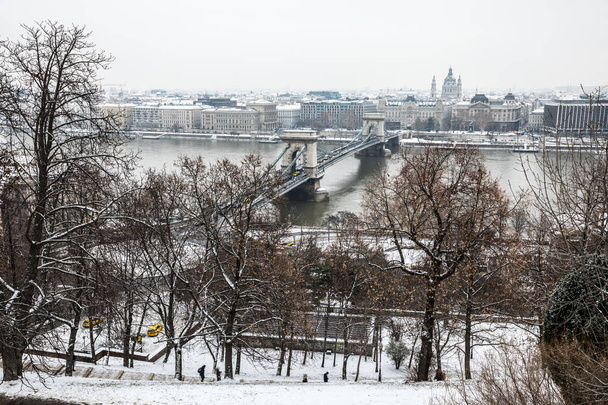 Tonavan ylittävä ketjusilta talvella Budapestissa
 - Valokuva, kuva