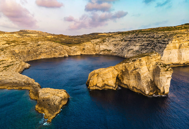 Gozo szigeten. Földközi-tenger, sziklák, naplemente. Málta ország - Fotó, kép