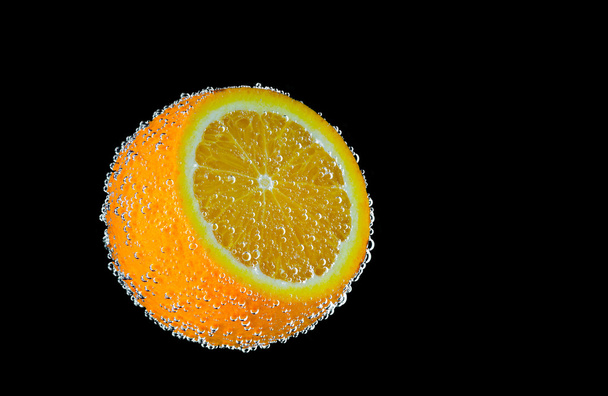 pohled čerstvý plátek pomeranče na černý zadní - Fotografie, Obrázek