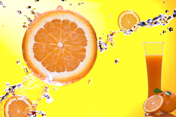 Vista de pedaço de laranja sendo espirrado e vidro de suco nas costas
 - Foto, Imagem
