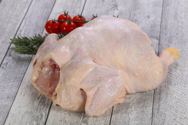 Raaka kana valmis ruoanlaittoon
 - Valokuva, kuva