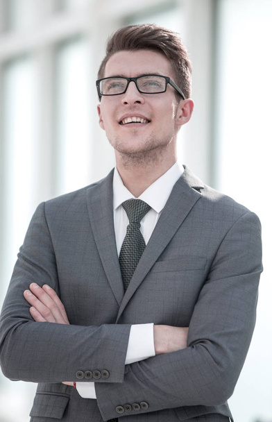 confident successful young businessman standing in the office - Fotoğraf, Görsel