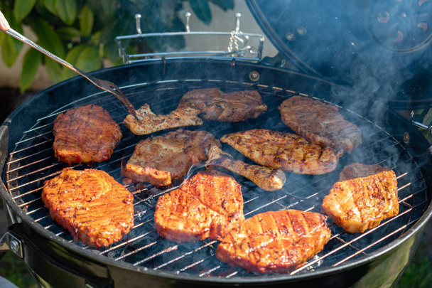 steakek főzés során lángoló grill - Fotó, kép