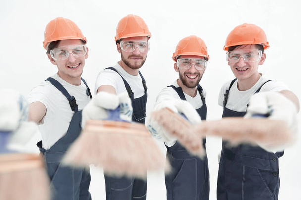 gruppo sorridente di costruttori con un pennello
 - Foto, immagini