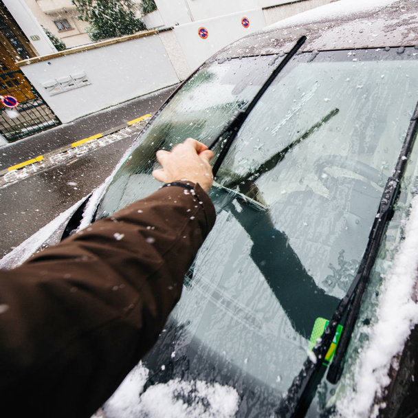 Homme nettoyage voiture pare-brise essuie-glaces avant de conduire
 - Photo, image