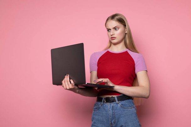 Vonzó gyönyörű szőke lány alkalmi ruhákat használó laptop számítógép - Fotó, kép