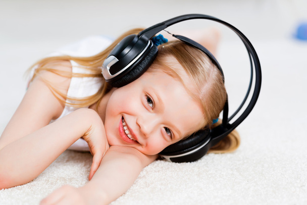 Pretty girl listening to music on headphones - Foto, Imagem