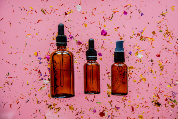 Parfüm şişesi ve kuru çiçekler etrafında  - Fotoğraf, Görsel