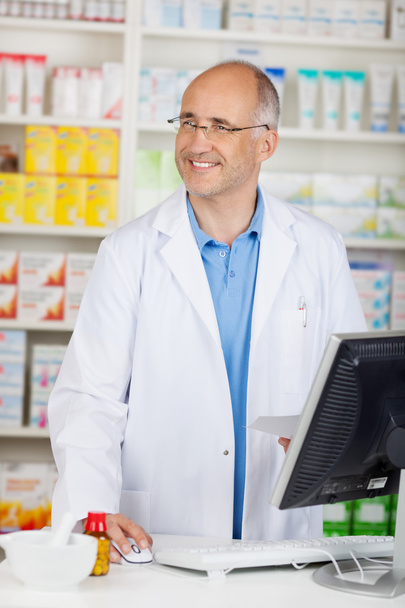 confident pharmacist behind the counter - Foto, imagen