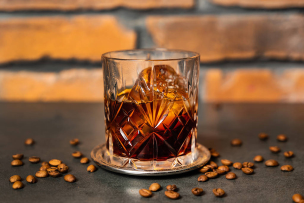 coffee old fashioned cocktail - 写真・画像