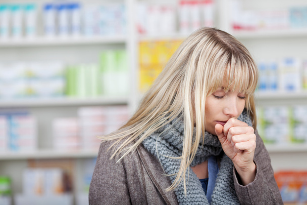 Female Customer Coughing In Pharmacy - Foto, immagini