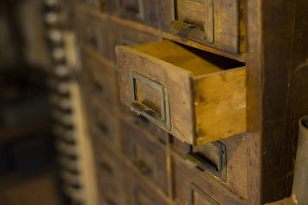 Stara drewniana szafa z małymi szufladami do przechowywania listów, vintage retro-safe, ekskluzywna XIX-wieczna ręcznie robiona mini szafa  - Zdjęcie, obraz