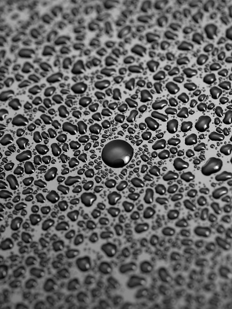 Капли воды изолированы на черной поверхности
 - Фото, изображение