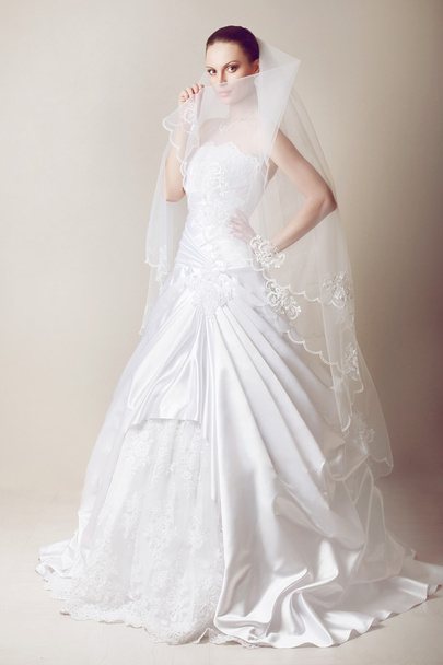 Beautiful bride in wedding dress - Foto, imagen
