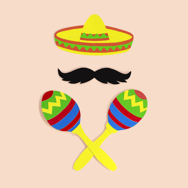 Символіка Cinco де Майо сомбреро, вуса і маракаса  - Фото, зображення