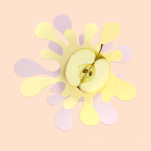Meia maçã suculenta em guardanapo de papel em forma de respingo e spray
  - Foto, Imagem