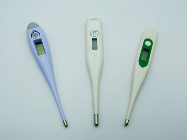 Thermomètres médicaux numériques isolés sur fond blanc
 - Photo, image