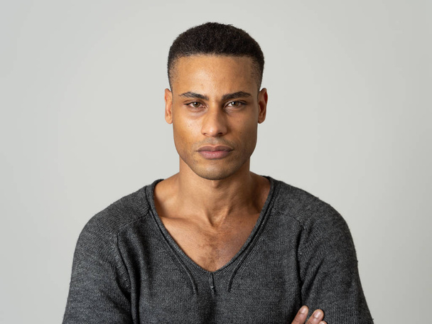 Portret młodego atrakcyjny stylowy African American Man model stwarzające w casual ubrania przed neutralnym tle patrząc sexy z pięknymi oczami. W ludzie, uroda i koncepcja mody. - Zdjęcie, obraz