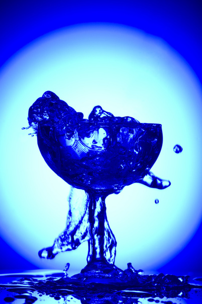 Nahaufnahme Margaritaglas auf blauer Rückseite - Foto, Bild