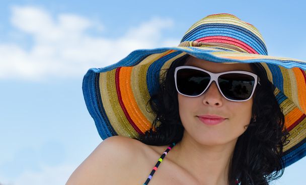 Mujer hermosa en un sombrero de sol de verano
 - Foto, Imagen