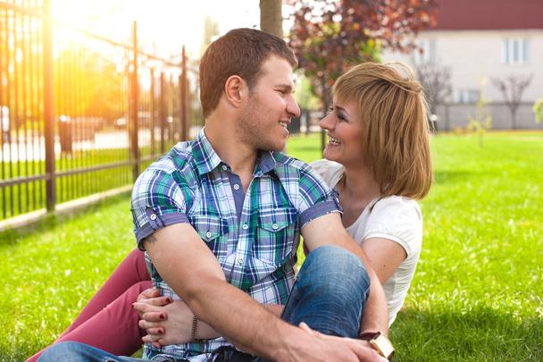 Young couple relaxing in park - Foto, Bild