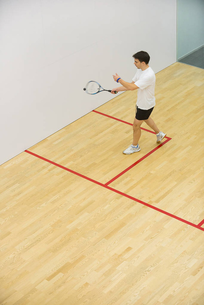 Mladý muž hraje zápas squash - Fotografie, Obrázek