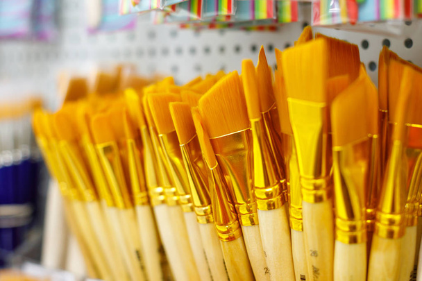 yellow brushes for artwork in the store - Φωτογραφία, εικόνα