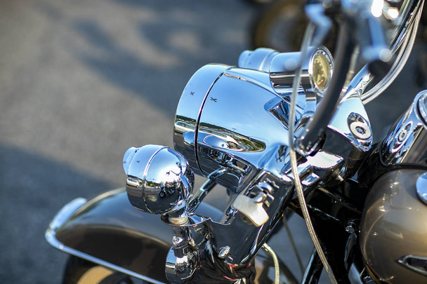 Motocicli potenti e belli. Motocicli e accessori in un moderno negozio di moto custom. Roba da motociclisti
.  - Foto, immagini