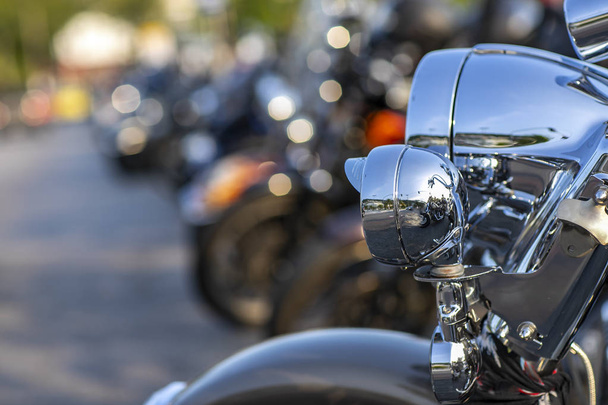 Motocicli potenti e belli. Motocicli e accessori in un moderno negozio di moto custom. Roba da motociclisti
.  - Foto, immagini