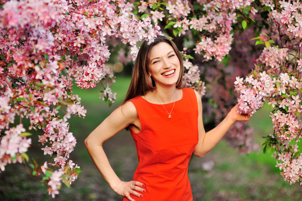 улыбающаяся девушка в весенних цветах
 - Фото, изображение